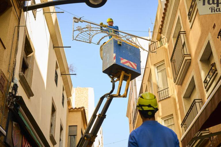 Els operaris col·locant l'enllumenat al carrer Cervantes, aquest matí
