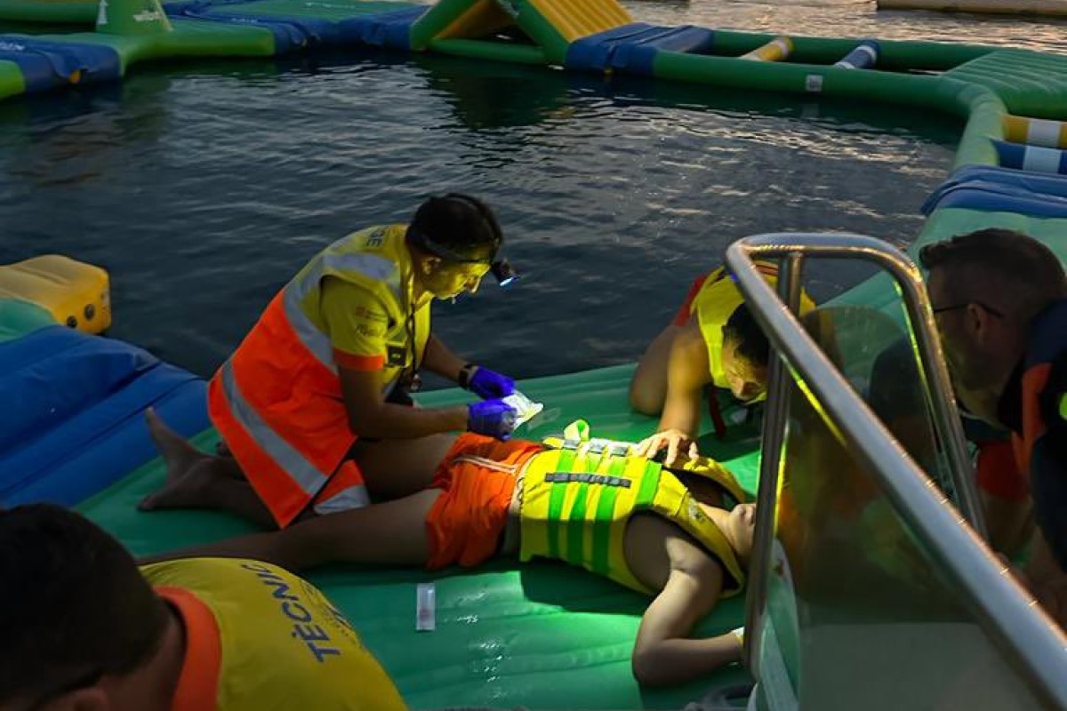 El rescat del jove ferit als inflables (Policia Local de Lloret de Mar)