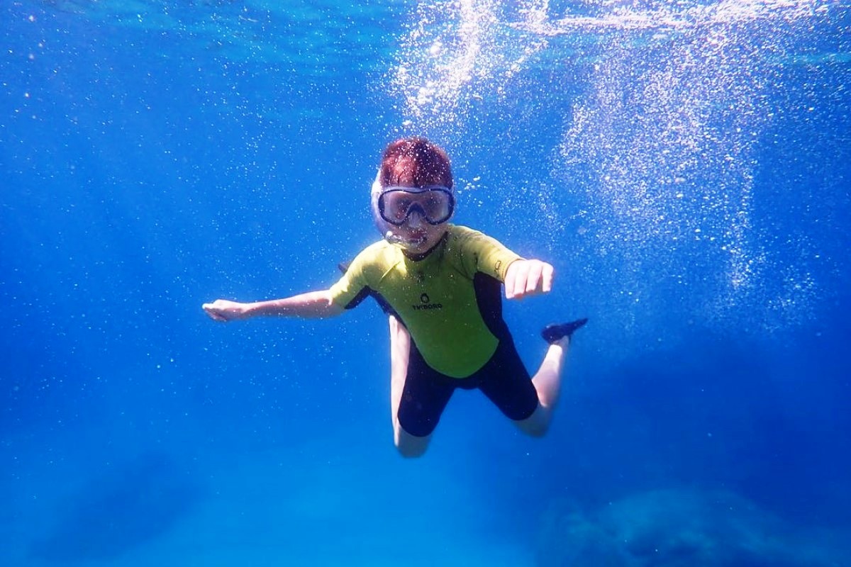 Un infant fent snorkel (Xatrac)