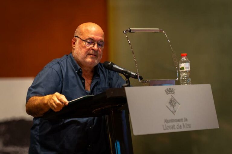 Joaquim Teixidor, exposant la memòria del Síndic del 2022, en el ple.