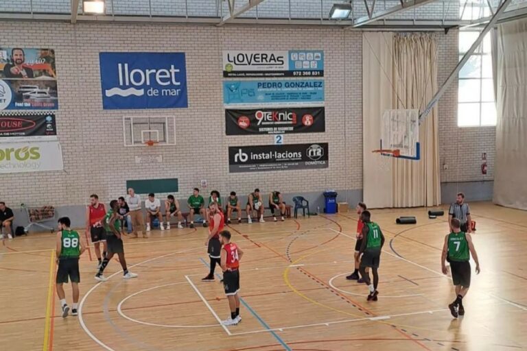 Un moment del partit del sènior masculí del Bàsquet Lloret