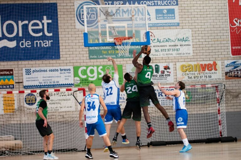 Una jugada del partit del masculí (Bàsquet Lloret)