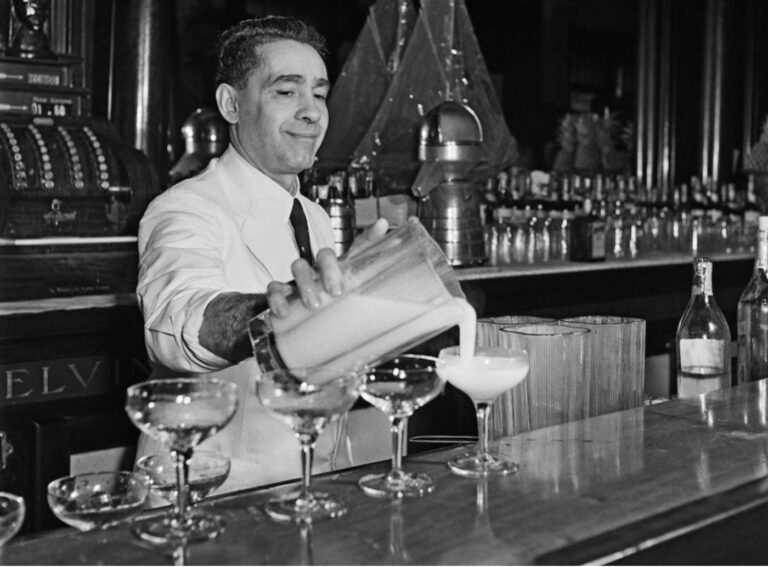 Constantí Ribalaigua, servint daiquiris a El Floridita.