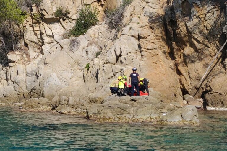 Els bombers, en ple rescat (Protecció Civil)