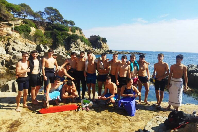 Els alumnes en una sortida de 'plogging' fent snorkel (Institut Rocagrossa)