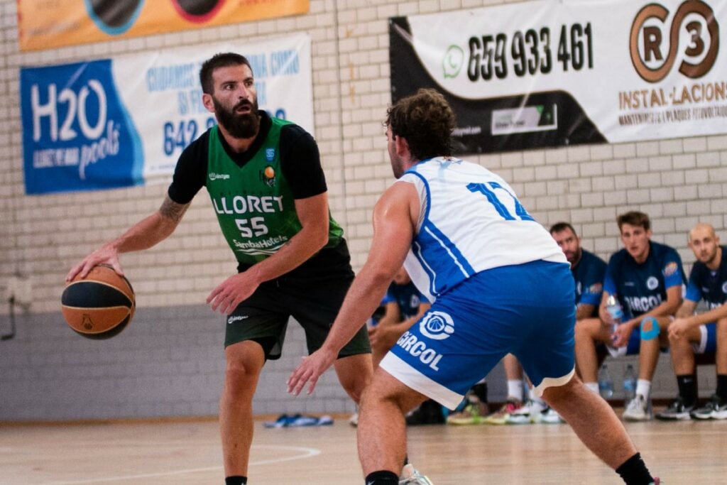 Kevin Pilotti en una jugada del partit (Bàsquet Lloret)