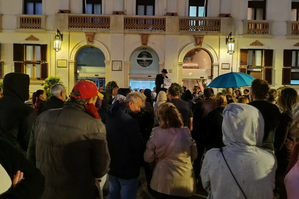 La concentració davant de l'Ajuntament