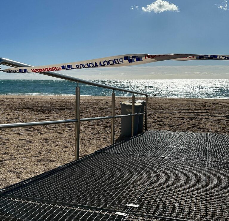 La platja del centre, tancada.