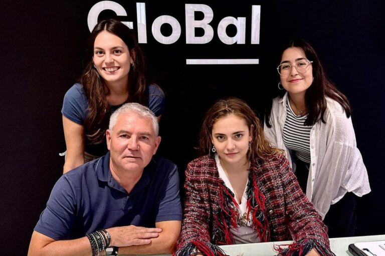 Tramma signant el contracte (Música Global)