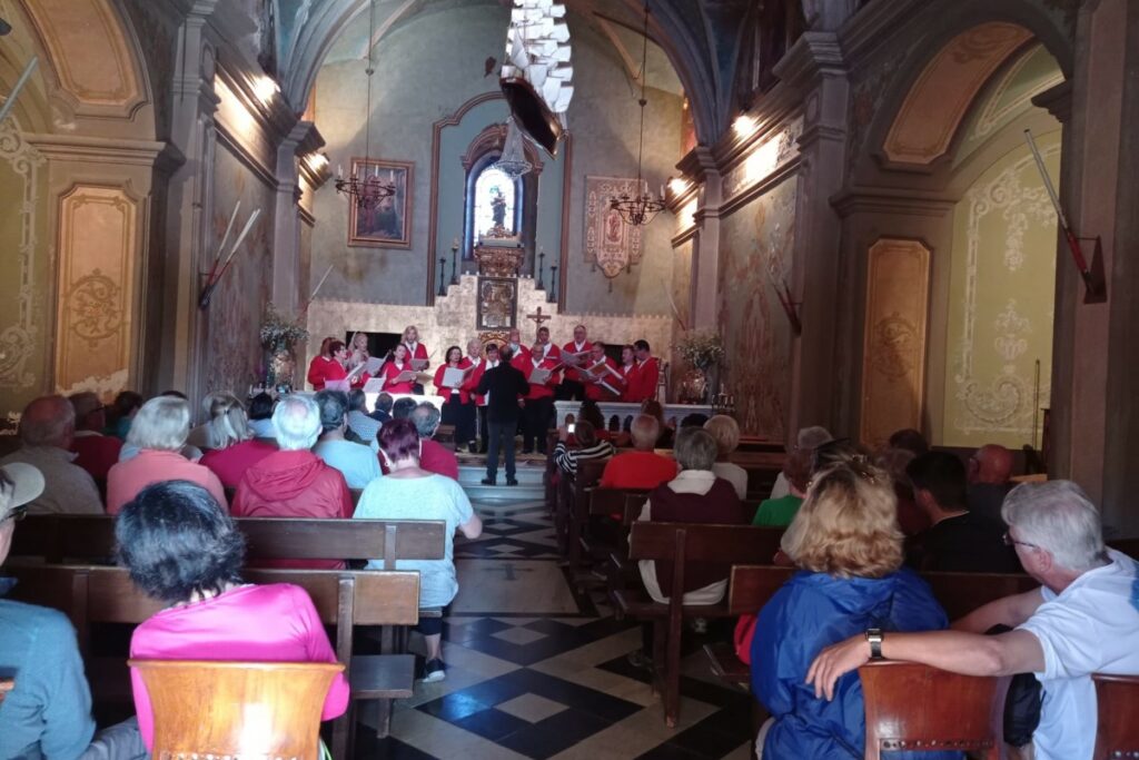 La Coral Unió Lloretenca, a l'ermita de Sant Pere del Bosc (Xino-Xano)
