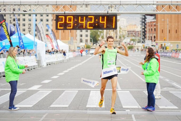 Dmitrijs Serjogins, travessant la meta el primer (La Sansi)