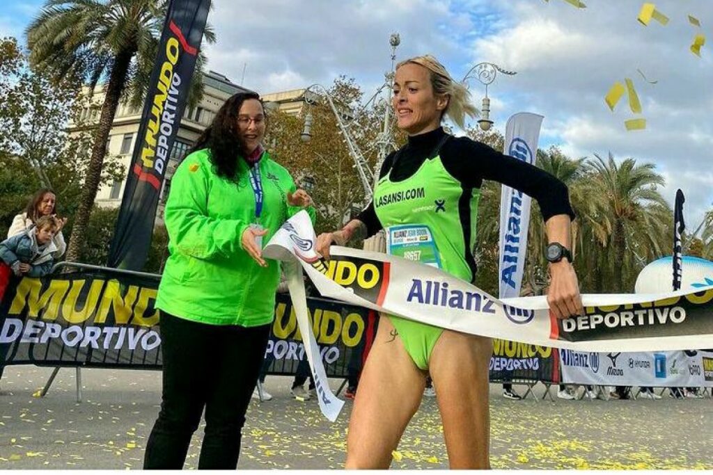 Rebeca Suárez, travessant la meta la primera (La Sansi)