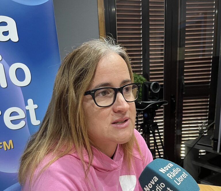 Tània Pardo, als estudis de la ràdio.
