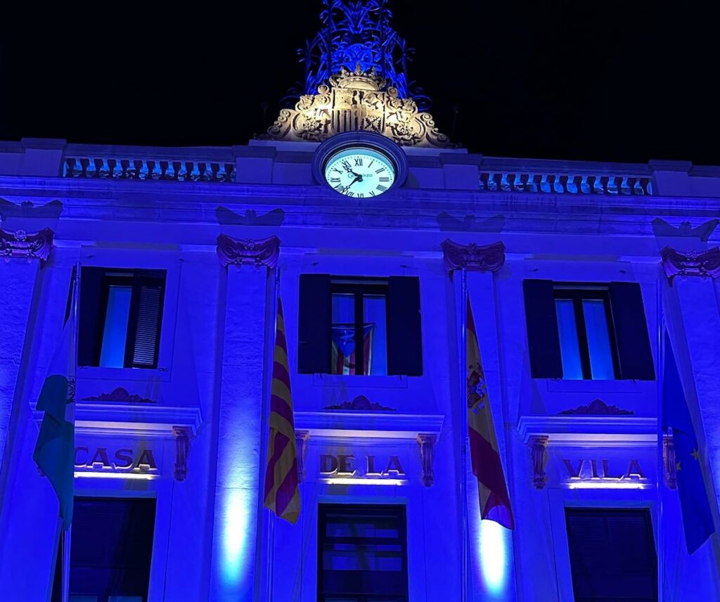 L'edifici de l'Ajuntament, il·luminat de color lila pel 25N.