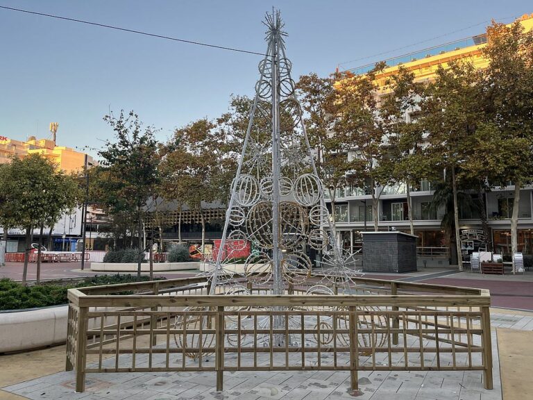 El nou arbre de Nadal, de la plaça Pere Torrent