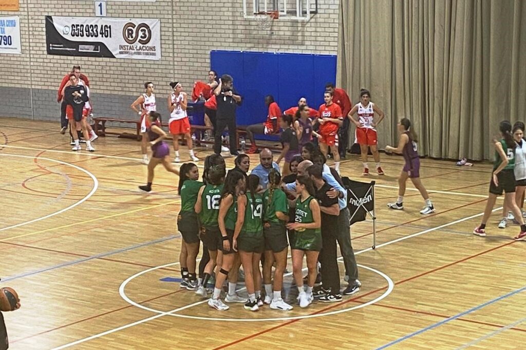 L'equip celebrant la victòria (Bàsquet Lloret)