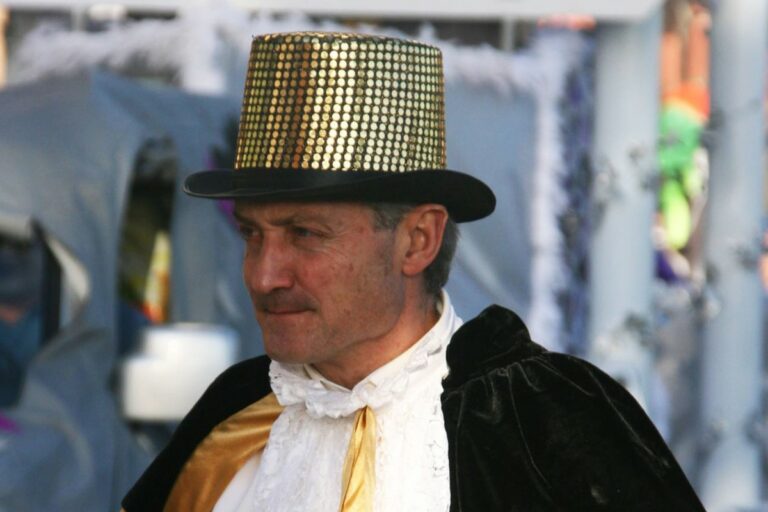 Carles Carbonell fent de jurat a una rua de Carnaval de Lloret (Angela Bonnin)
