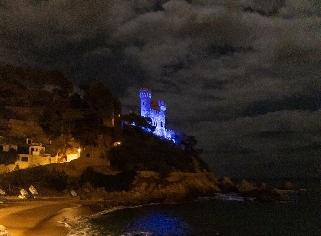 Castell de Lloret, il·luminat de color lila