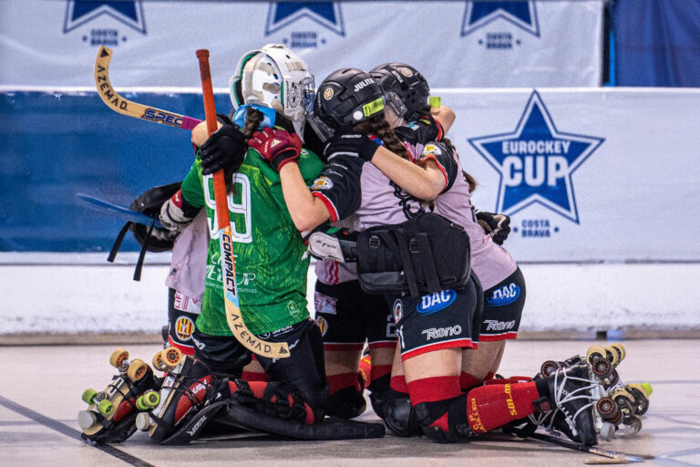 Les jugadores del Manlleu celebrant la victòria (Eurockey Cup)