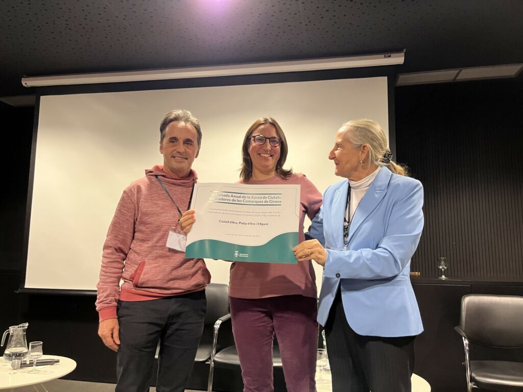El regidor Carles Costa amb la representant de Platja d'Aro i de la xarxa de ciutats educadores.