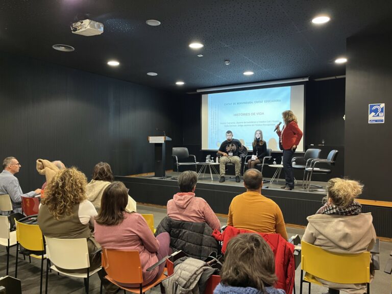 Dos joves integrats donen el seu testimoni a la jornada de ciutats educadores, avui a Lloret.