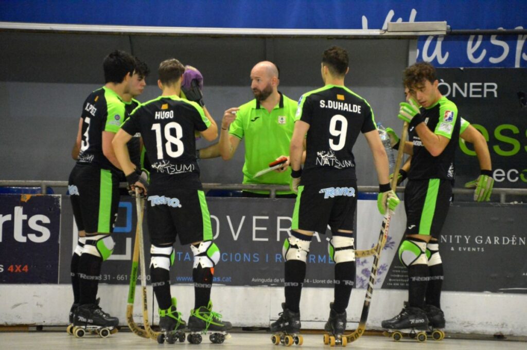 L'equip en un temps mort del partit (Club Hoquei Lloret)