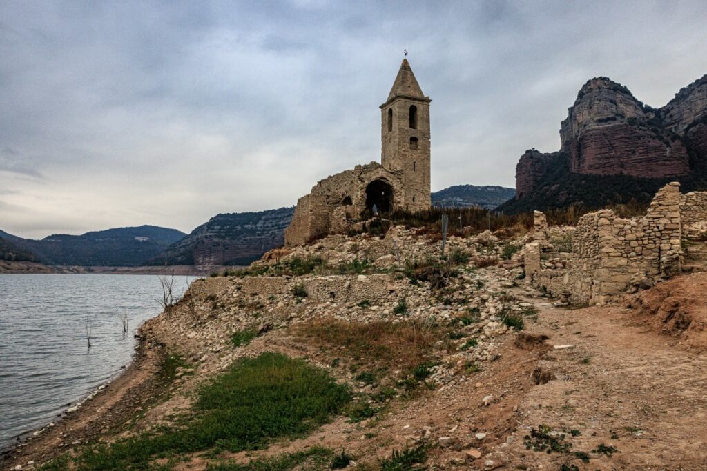 El pantà de Sau presenta un nivell d'aigua molt baix (ACN)