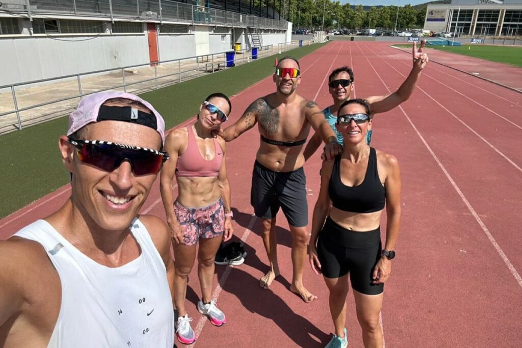 El grup entrenant amb Miki Acosta (Club Natació Lloret)