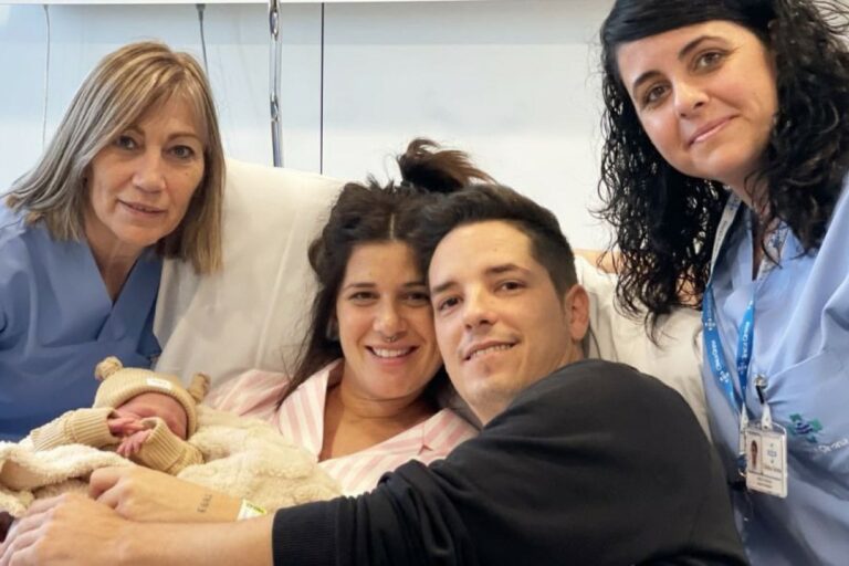 En Luca amb els seus pares (Clínica Girona)