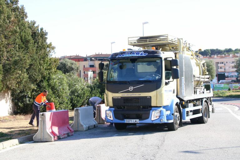 Un dels camions-cisterna que porten aigua regenerada a Lloret.