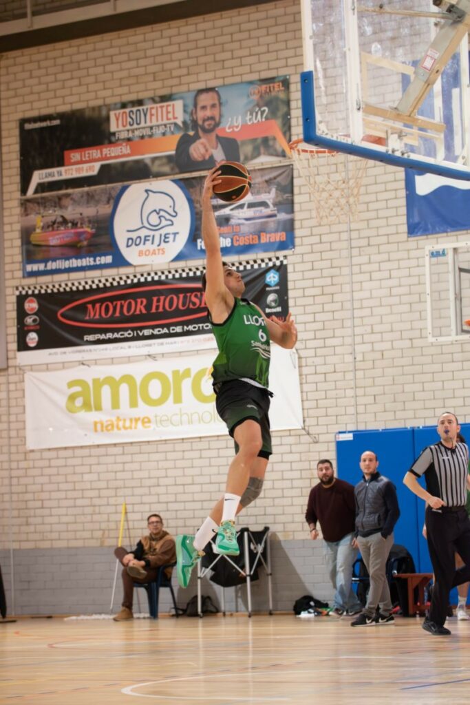 Quim Llorente entrant sol a cistella (Bàsquet Lloret)