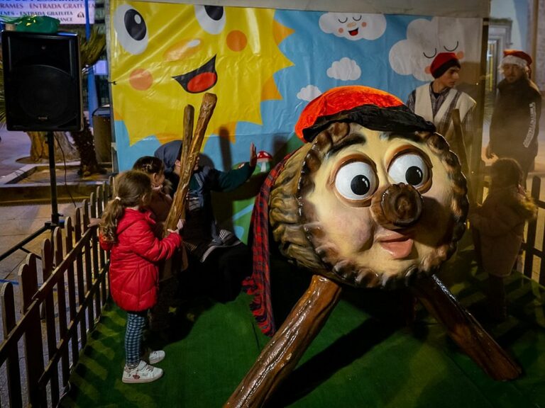 Els nens cagant el tió.