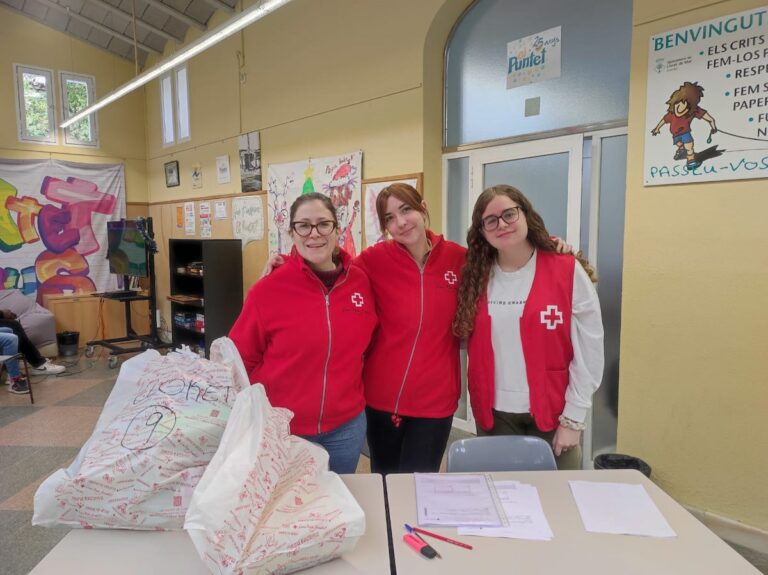 Els voluntaris de la Creu Roja, amb les bosses de joguines avui al Puntet.