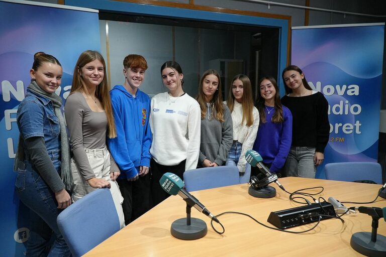Els alumnes que presenten el projecte de l'Estudiant de Ferro, a la ràdio.
