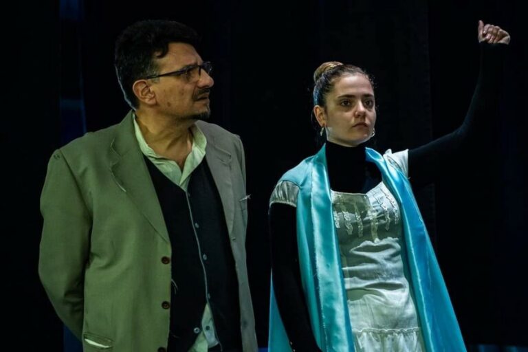 Tramma, a la dreta, en un assaig