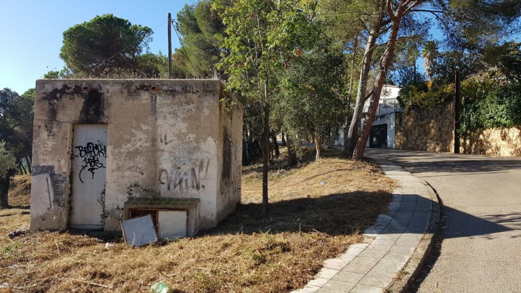 vista edifici per magatzem i serveis i hort de fons