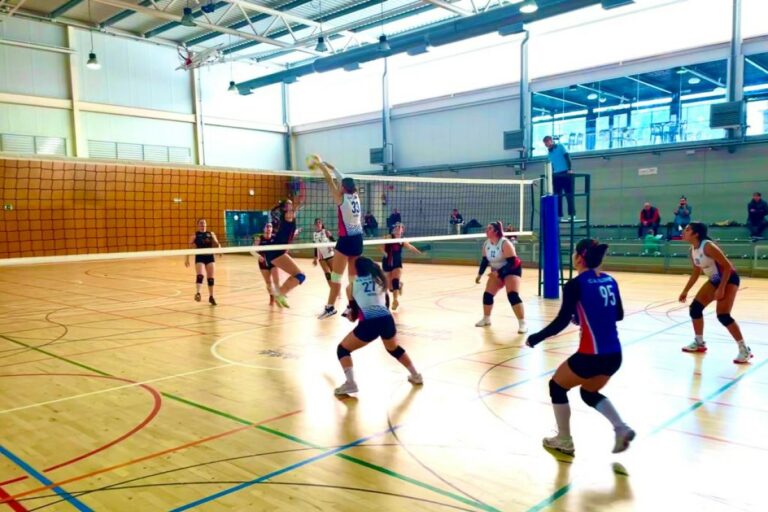 Una jugada del partit d'aquesta jornada (Club Voleibol Lloret)
