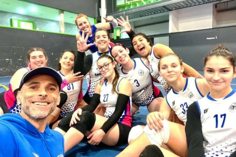 L'equip després de la victòria (Club Volei Lloret)