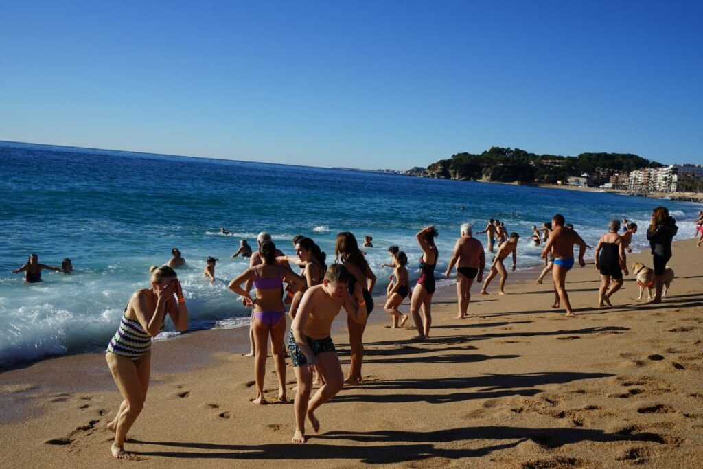 El primer bany de l'any del 2024 (Club Natació Lloret)
