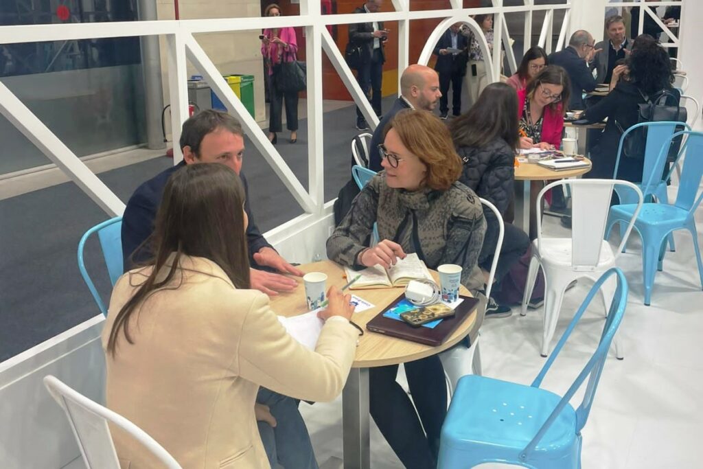Elizabeth Keegan en una de les reunions (Lloret Turisme)
