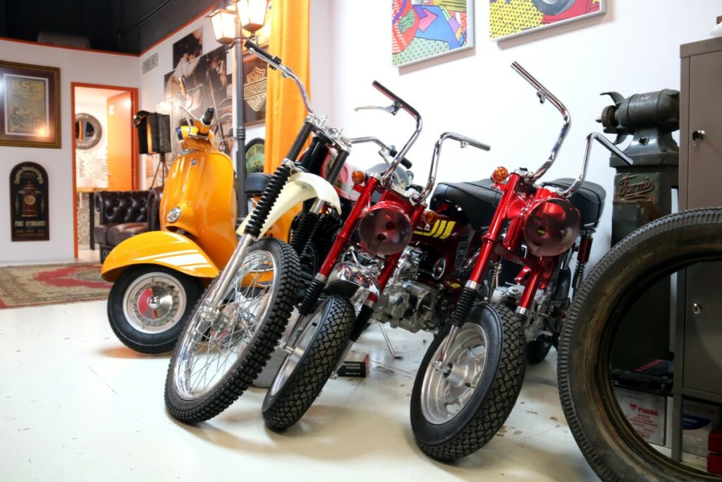 Algunes de les motos que Rafael Roig té al taller (ACN)