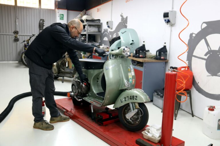 Rafael Roig restaurant una moto al seu taller (ACN)
