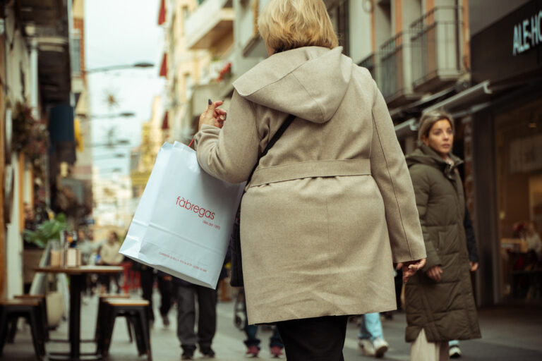 Una dona comprant a Lloret, aquest matí