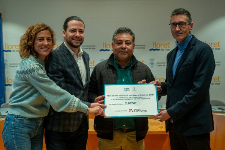 Es recapten 2.625 euros per ASPRONIS amb la campanya de mocadors de Santa Cristina