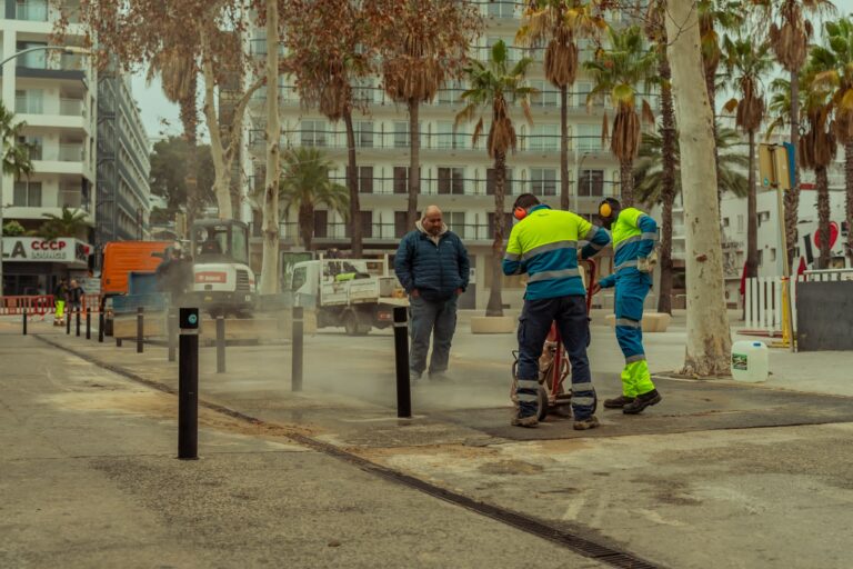 Tècnics avaluant la fuita d'aigua