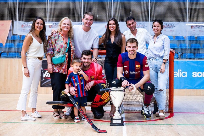 Els germans Grau amb part de la seva família i el títol de la Supercopa d'Espanya 2023