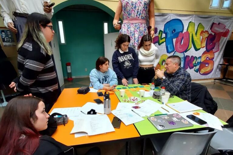 Un dels grups de la Hackató del 2023, amb Josep Lluís Sànchez Brugarolas (El Puntet)
