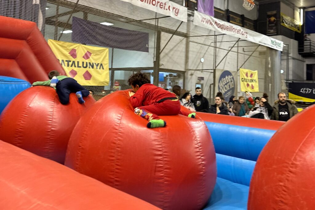 Infants en un dels inflables (Ajuntament de Lloret de Mar)