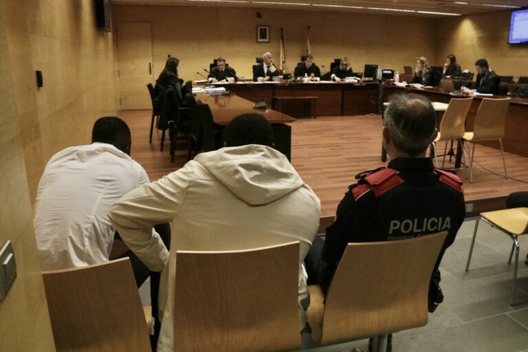 L'acusat a l'esquerra durant el judici (ACN)