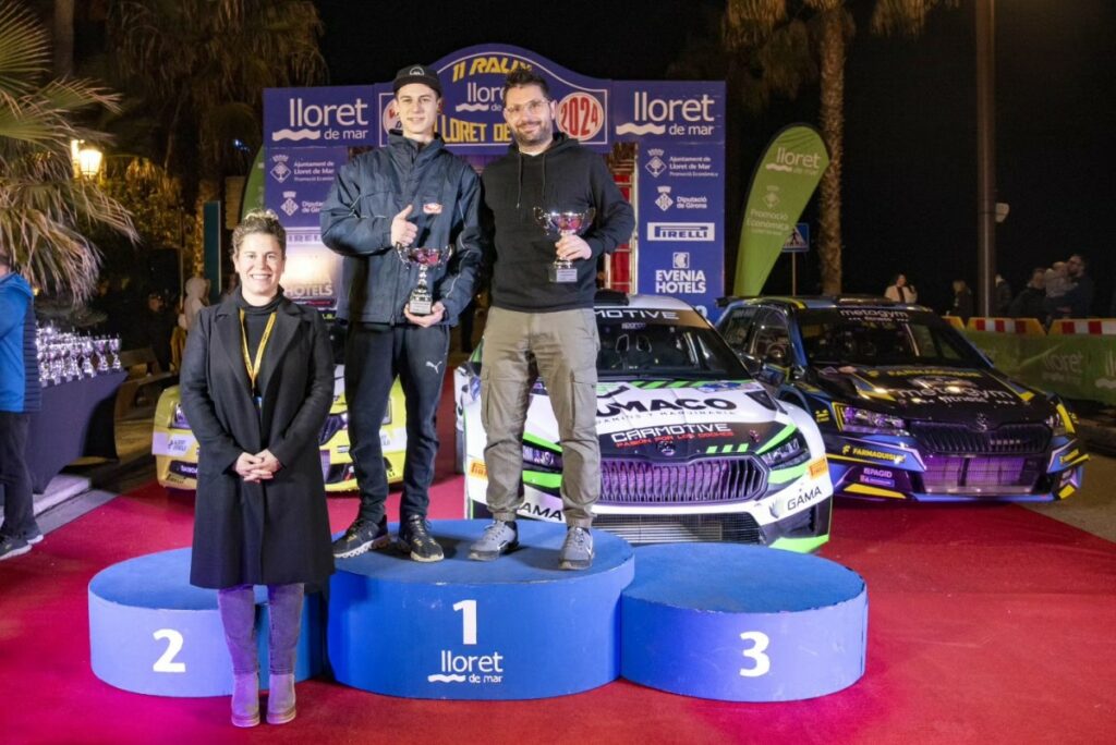 Marina Nicolàs entregant un dels premis del Rally